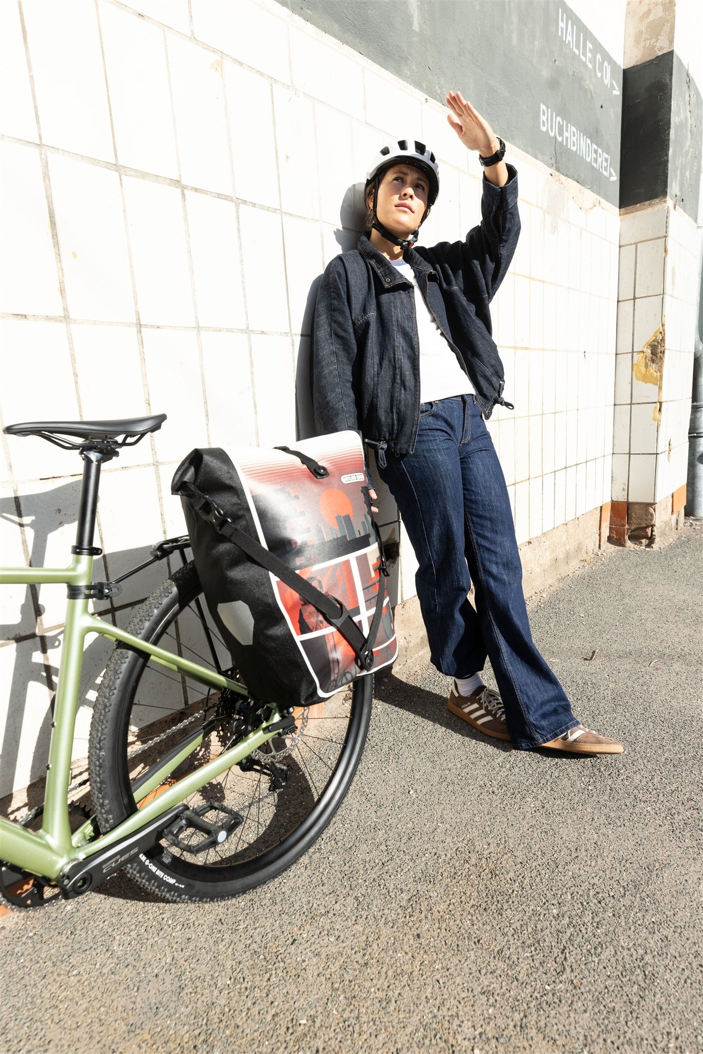 Nahaufnahme der ORTLIEB Back-Roller Design Tasche in design "Morning Routine" mit stabilem Rollverschluss