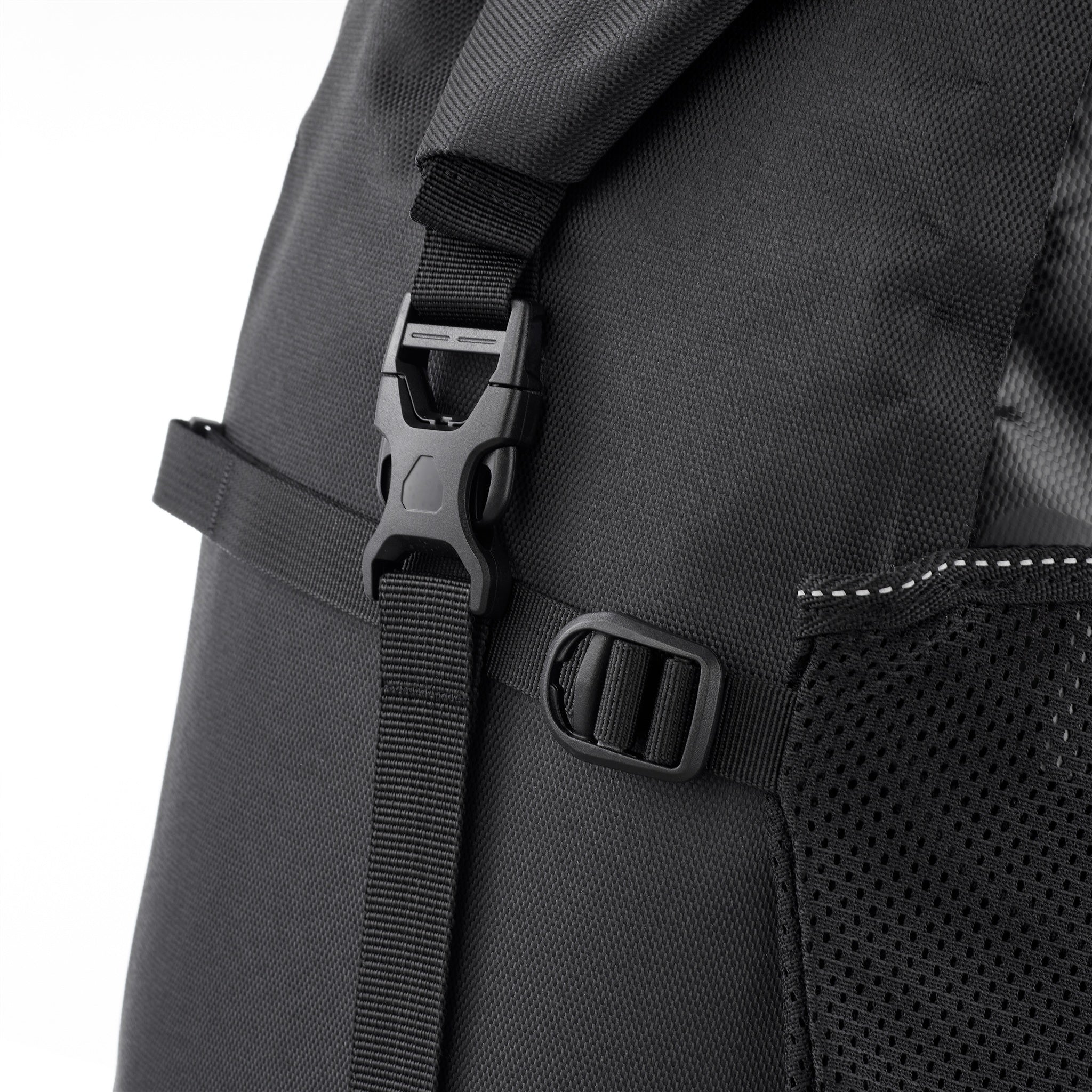 Detailansicht der ORTLIEB Back-Roller XL QL2.2 in asphalt - black mit Gurt und Clipverschluss