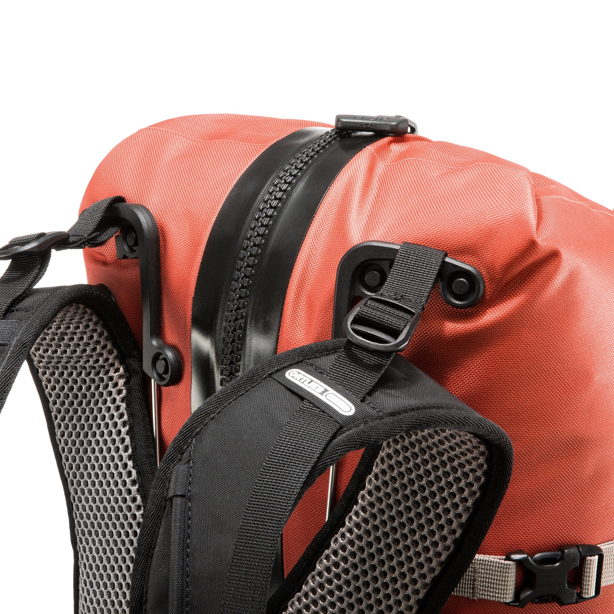 Detailansicht des wasserdichten ORTLIEB Outdoor-Rucksacks Atrack in der Farbe rooibos mit 25 Litern Volumen, mit gepolsterten Schultergurten, stabilen Befestigungsschlaufen und verstärktem Rückenteil.