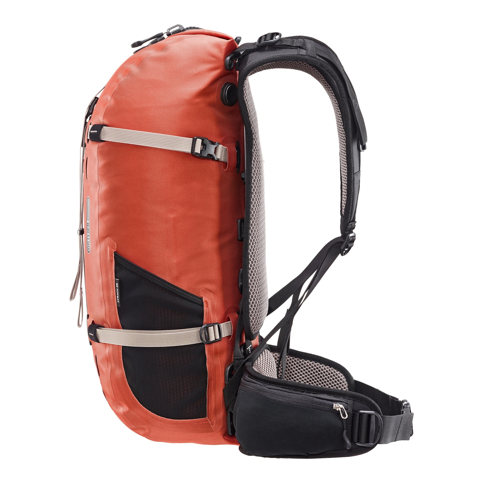 Seitenansicht des wasserdichten ORTLIEB Outdoor-Rucksacks Atrack in der Farbe rooibos mit 25 Litern Volumen, mit ergonomischem Tragesystem, breiten Schultergurten und seitlicher Reißverschlusstasche.